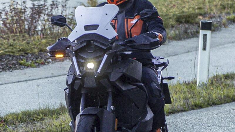 KTM 1290 Super Adventure S 2024: cambia lo stile [Foto Spia]