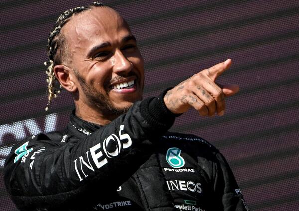 Lewis Hamilton sfotte la Red Bull: &ldquo;Perez e Verstappen come le Kardashian&rdquo;