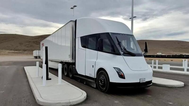 Il Tesla Semi fa il viaggio inaugurale: 800 km a pieno carico