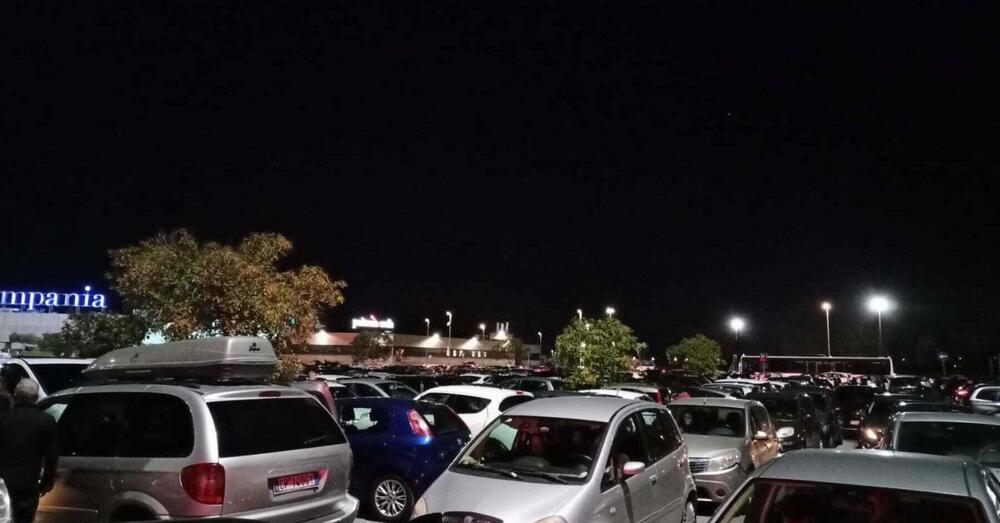 Tutti al centro commerciale per il black friday, ma le auto nel parcheggio bloccano la gente per ore