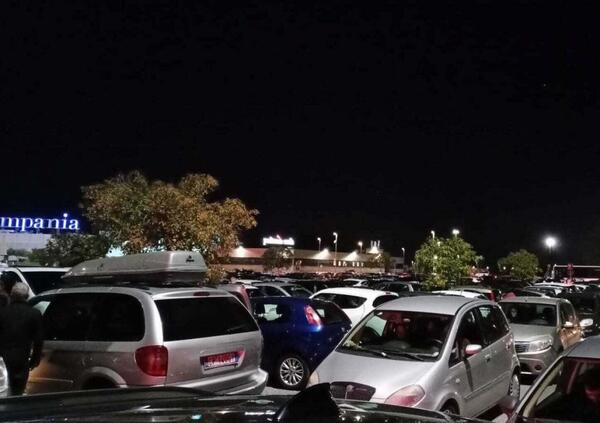 Tutti al centro commerciale per il black friday, ma le auto nel parcheggio bloccano la gente per ore