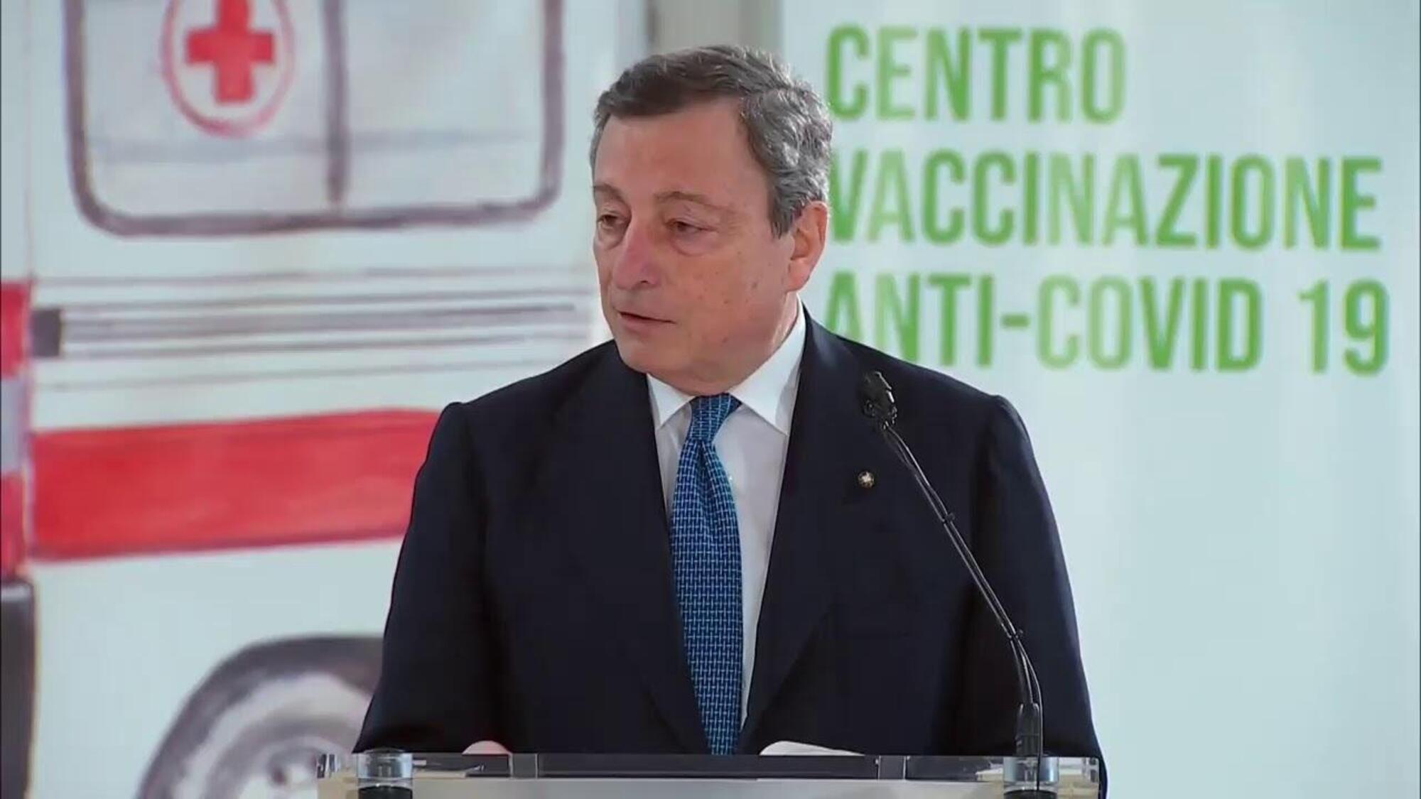 Mario Draghi nel centro vaccinazione di Fiumicino
