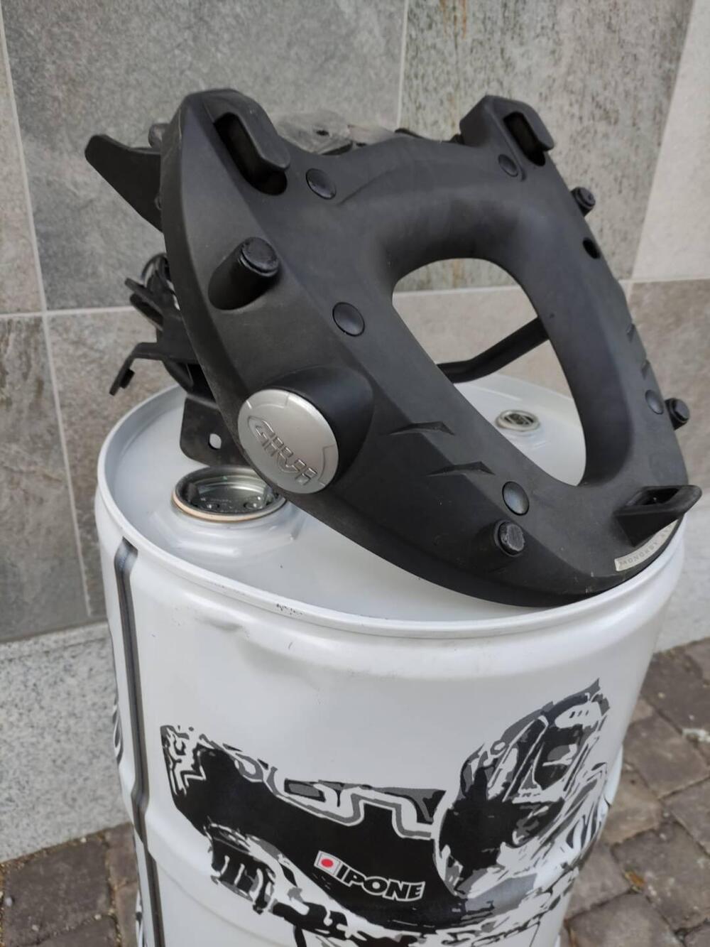 PIASTRA PORTAPACCHI GIVI MONOKEY X SUZUKI GSR 600 (3)