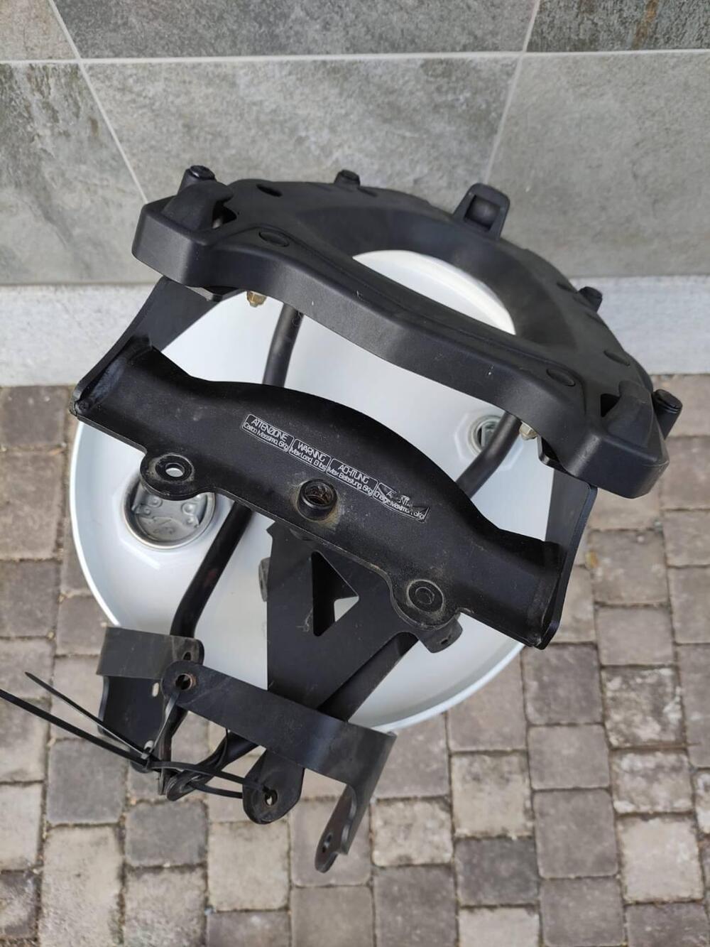 PIASTRA PORTABAULETTO GIVI PER SUZUKI GSR 600 (2)