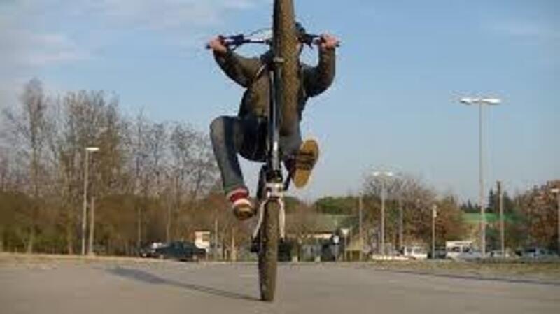 A Milano Vigile Urbano sgrida un ragazzo che impenna la bici. Poi parte impennando la moto [VIDEO]