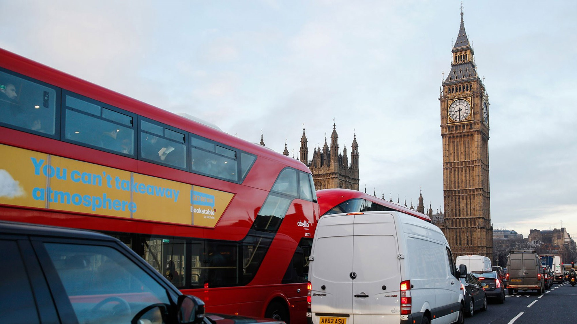 Il traffico londinese sotto il Big Ben