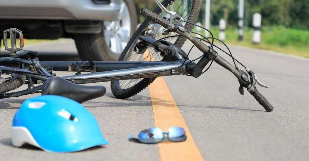 La lite stradale tra automobilista e ciclista finisce in tragedia: l&rsquo;uomo intervenuto viene ucciso 