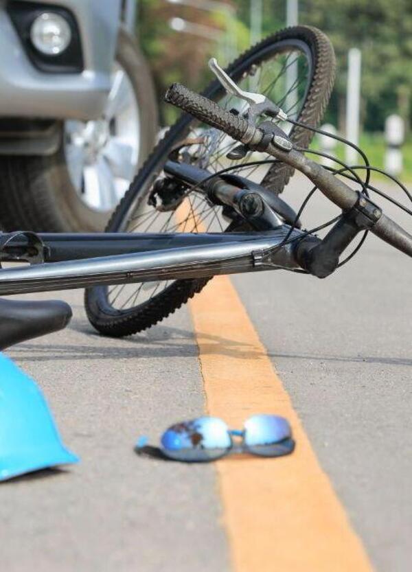 La lite stradale tra automobilista e ciclista finisce in tragedia: l&rsquo;uomo intervenuto viene ucciso 