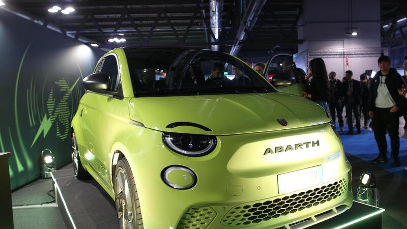 Abarth 500e: ruba la scena alla Milan Games Week (anche al sim) 