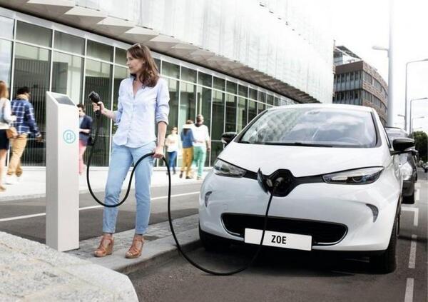 Perch&eacute; in Svizzera bloccano le auto elettriche? Mentre nel Regno Unito... 