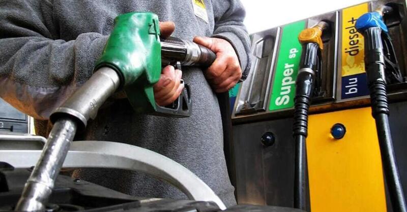 Risalgono le accise sui carburanti: aumento di 0,12 euro su benzina e gasolio  