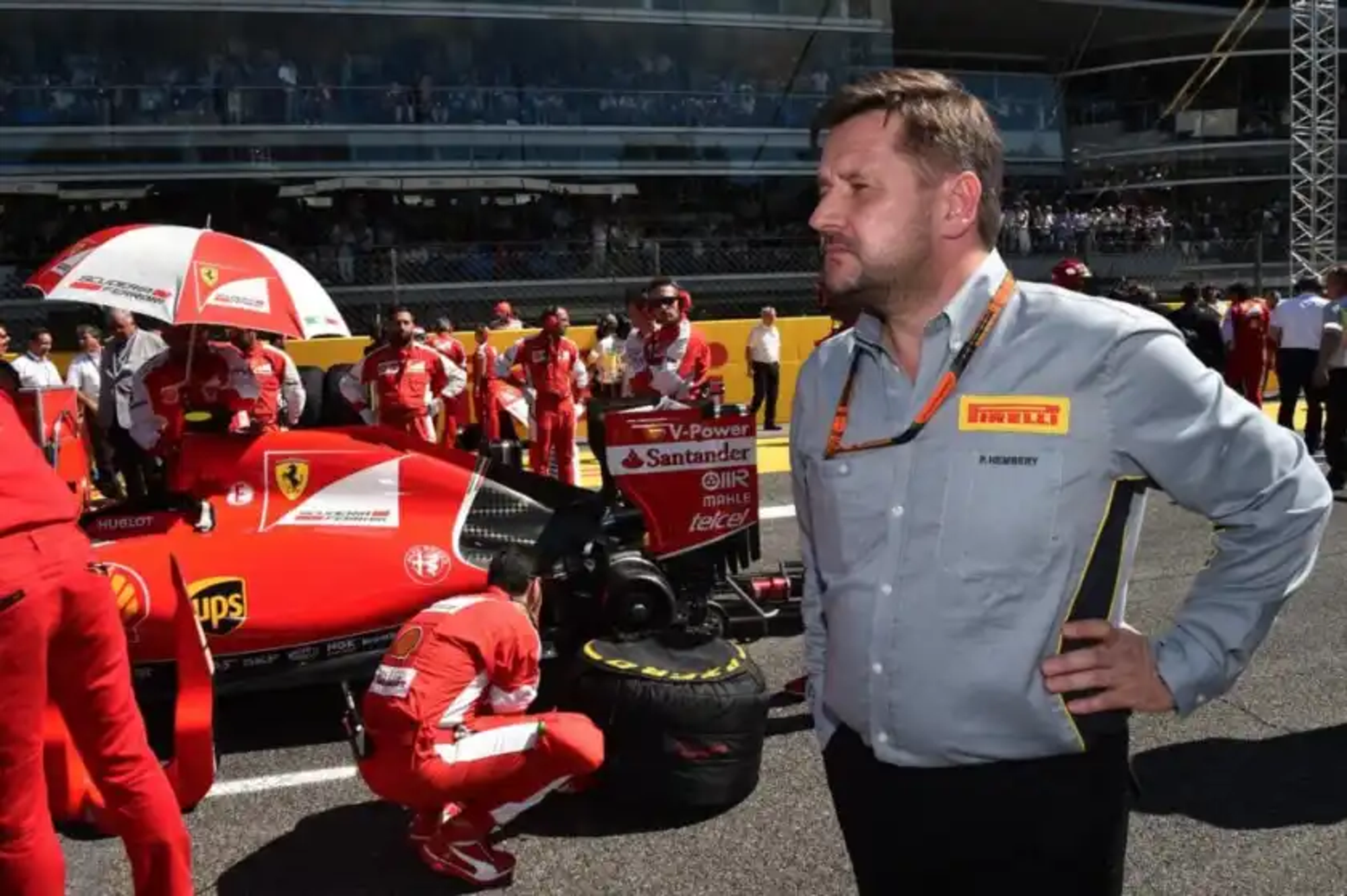 Paul Hembery durante il cambio gomme della Ferrari