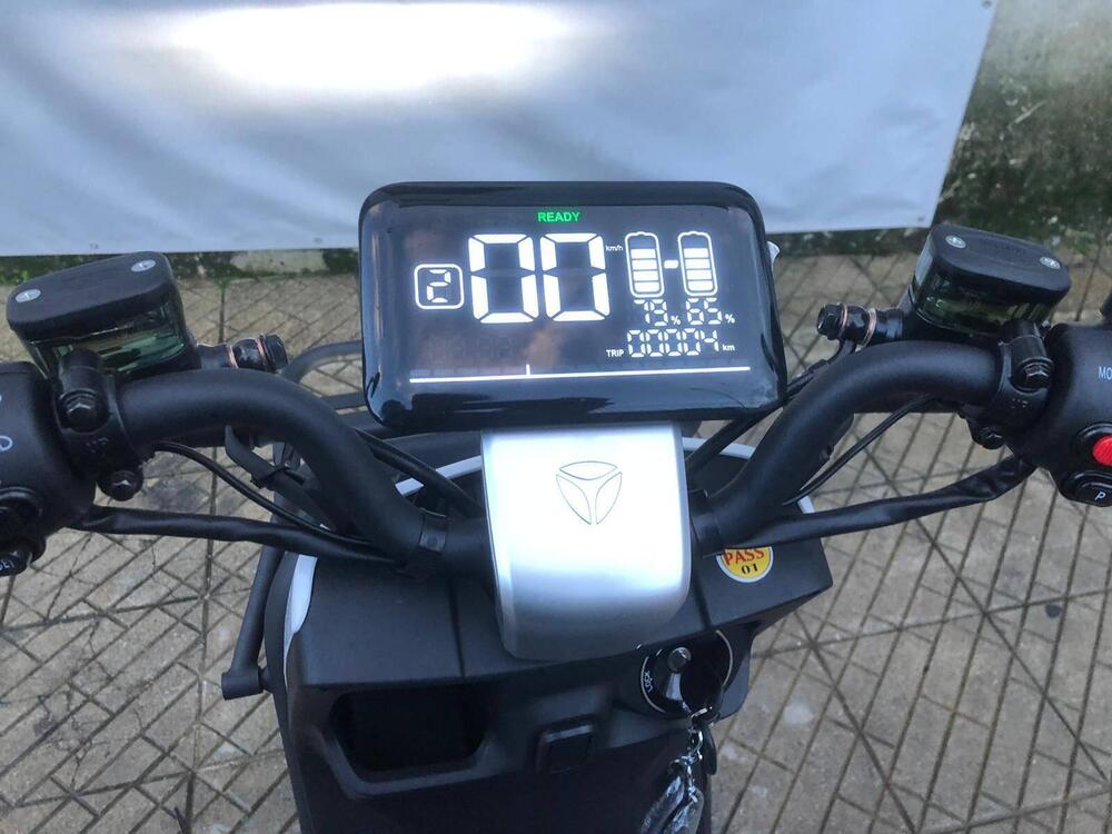 Yadea M6L (2022 - 25) (2)