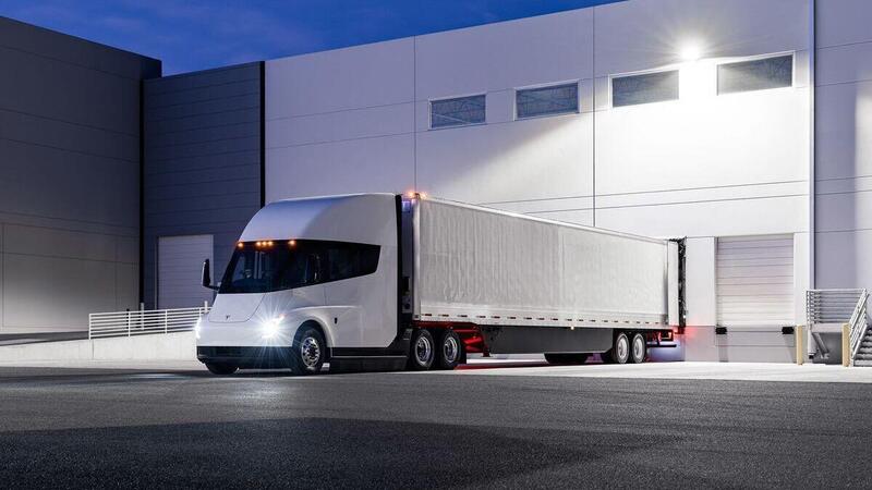 Tesla Semi, la prima consegna ufficiale in diretta. Altri veicoli in arrivo 