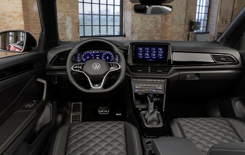 L&#039;interno della Volkswagen T-Roc Cabrio, con i comandi di climatizzazione &quot;ibridi&quot; (fisici e touch insieme)