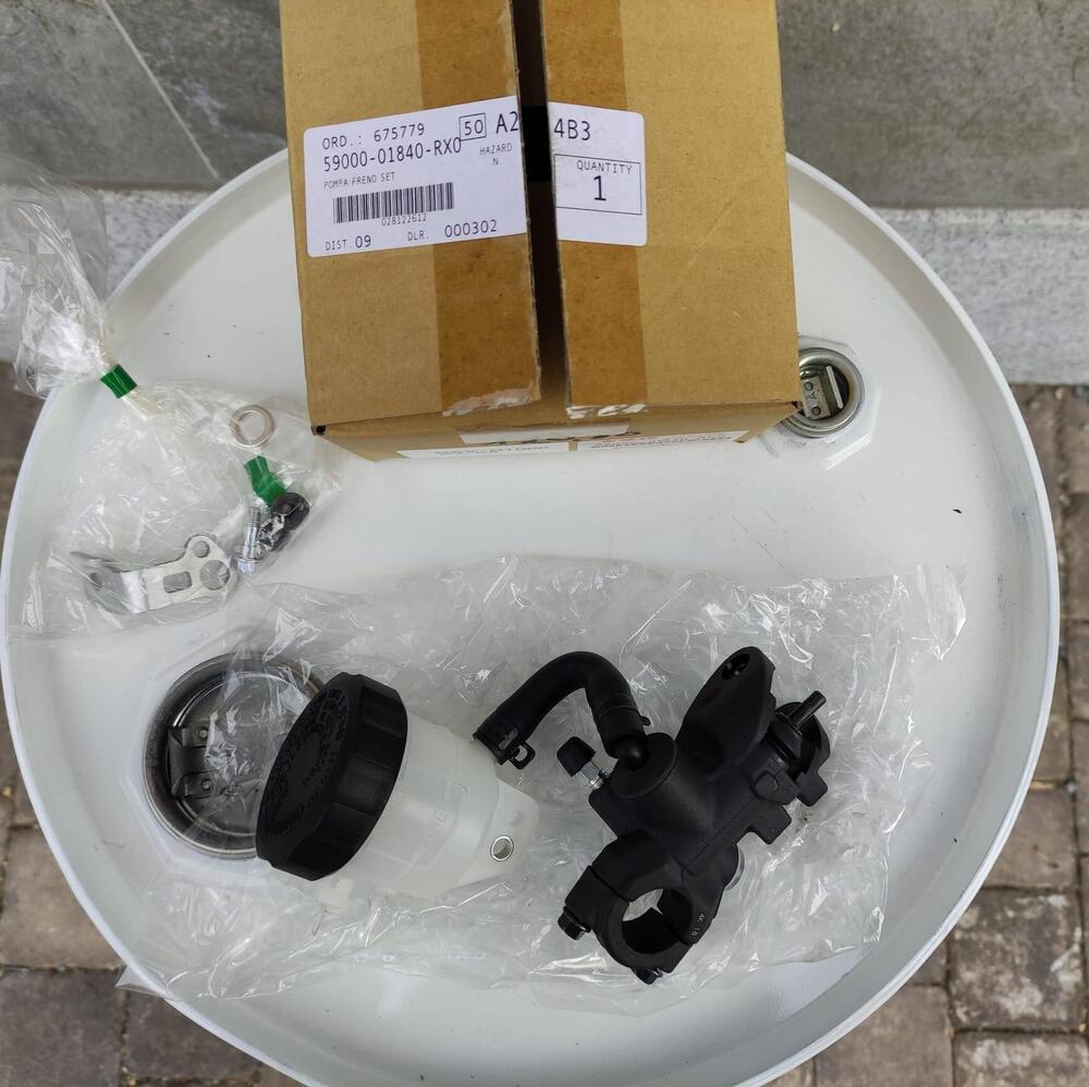 pompa freno suzuki gsxr1000 k7-k8 nuova originale (2)