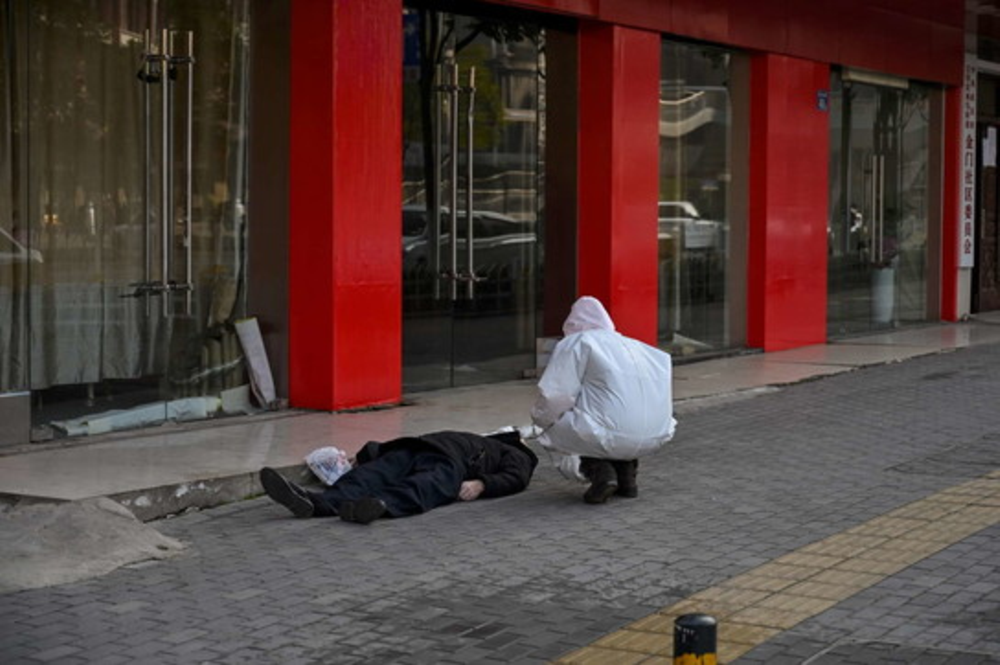 Morti in strada a Wuhan, durante la pandemia