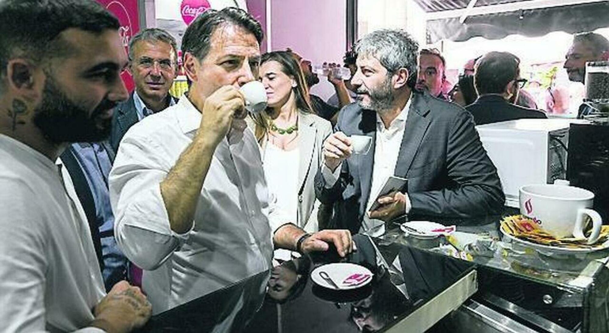 Giuseppe Conte beve un caff&egrave; in un bar di Scampia con l'ex presidente della Camera, Roberto Fico