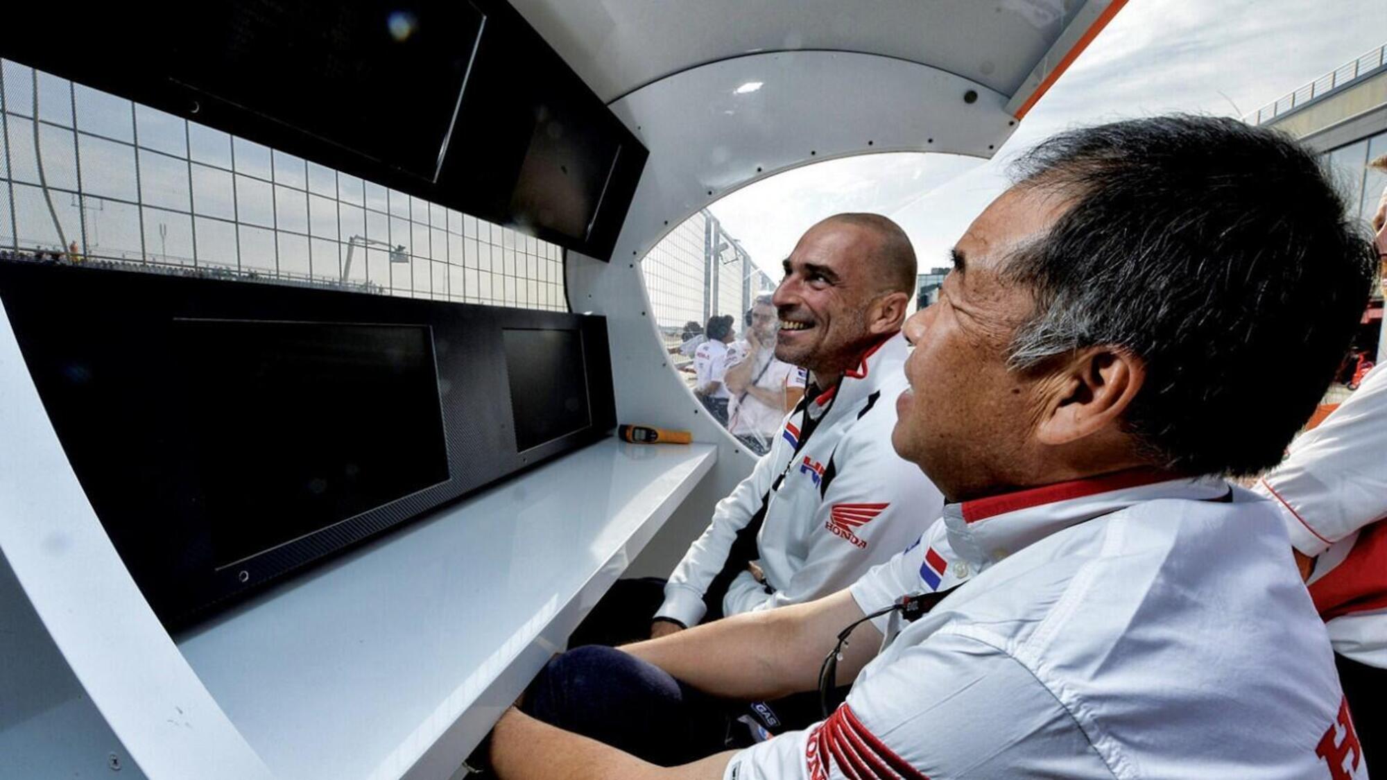Livio Suppo e Shuhei Nakamoto al muretto Honda HRC, 2013