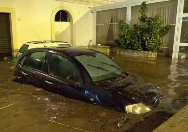 Maltempo in Sicilia, strade allagate e auto semisommerse: si contano i danni [VIDEO]