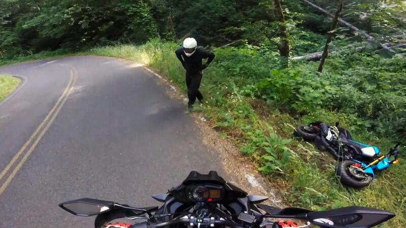 Con una Honda Grom cade due volte nel giro di poche curve [VIDEO VIRALE]