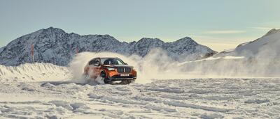 BMW iX1: come funziona un&#039;elettrica a doppio motore sulla neve