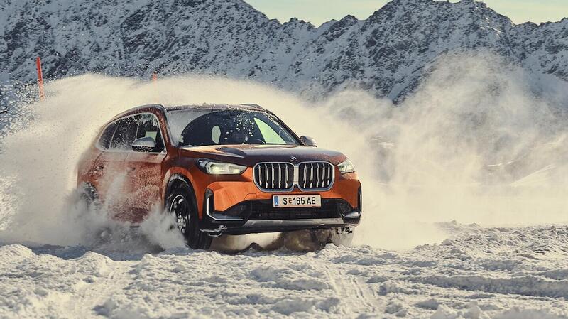 BMW iX1: come funziona un&#039;elettrica a doppio motore sulla neve