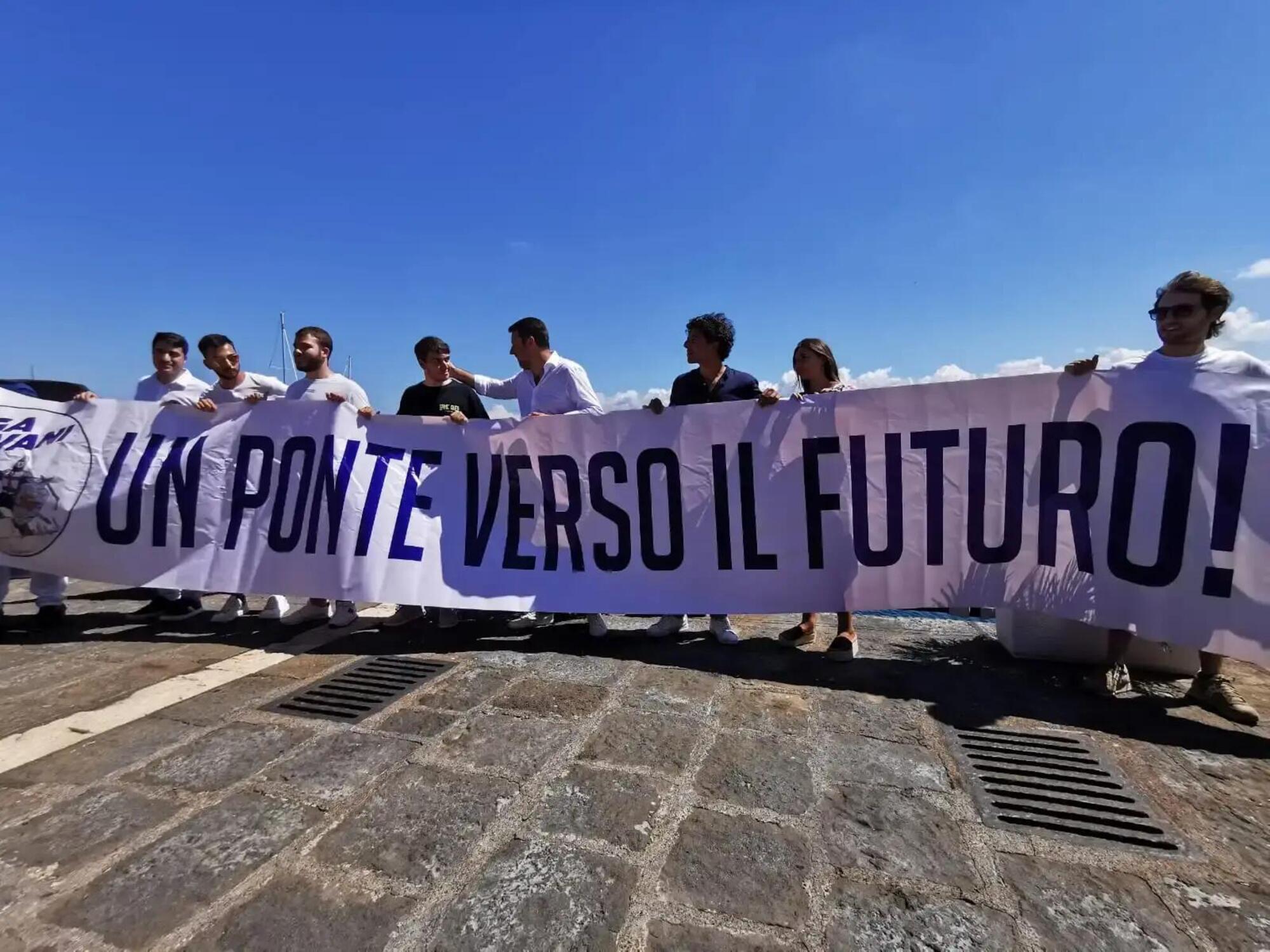 20221018 114332751 9411Matteo Salvini con uno striscione per il ponte sullo stretto di Messina