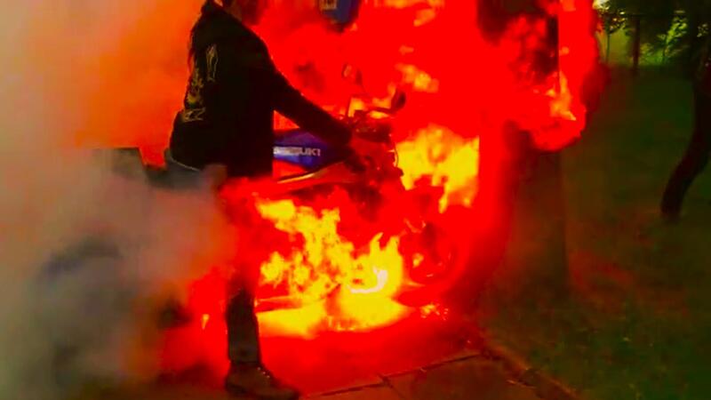 Va bene il burnout ma cos&igrave; si esagera, povera Suzuki cribbio! [VIDEO VIRALE]