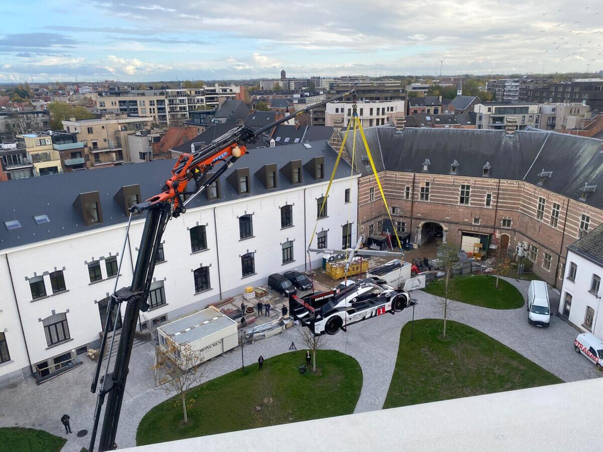 Le operazioni per installare la Porsche 919 sul terrazzo di Luc Vanderfeesten