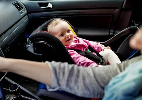 Bimba di un 1 anno chiusa in auto riesce a fuggire in modo incredibile [VIDEO]