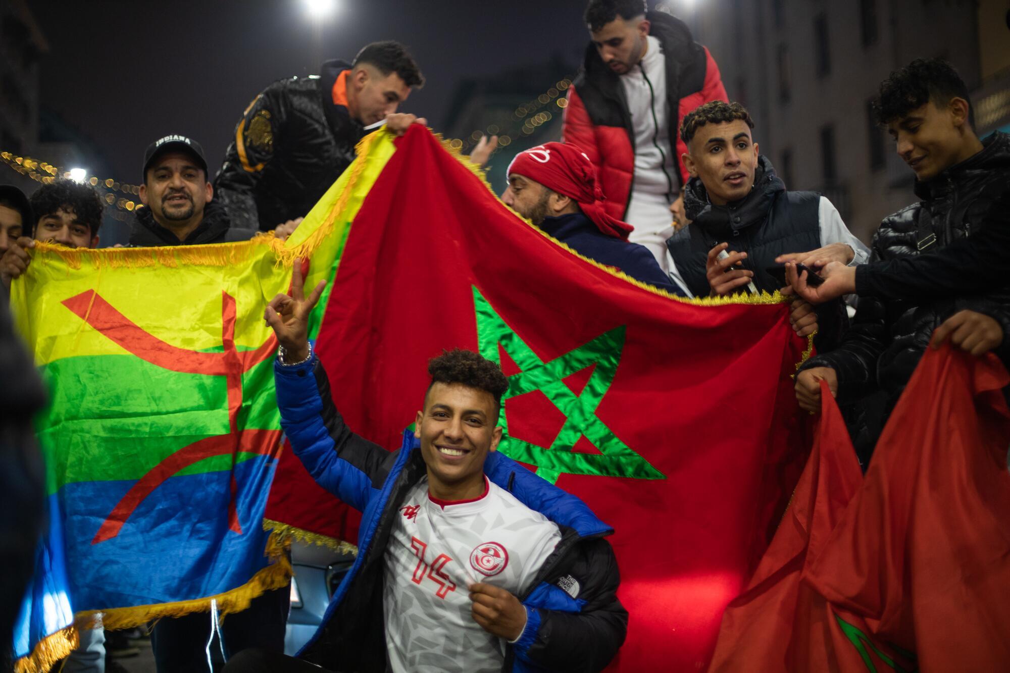 tifosi marocchini in festa a Milano dopo la vittoria contro il Portogallo valsa l&#039;accesso alle semifinali del Mondiale