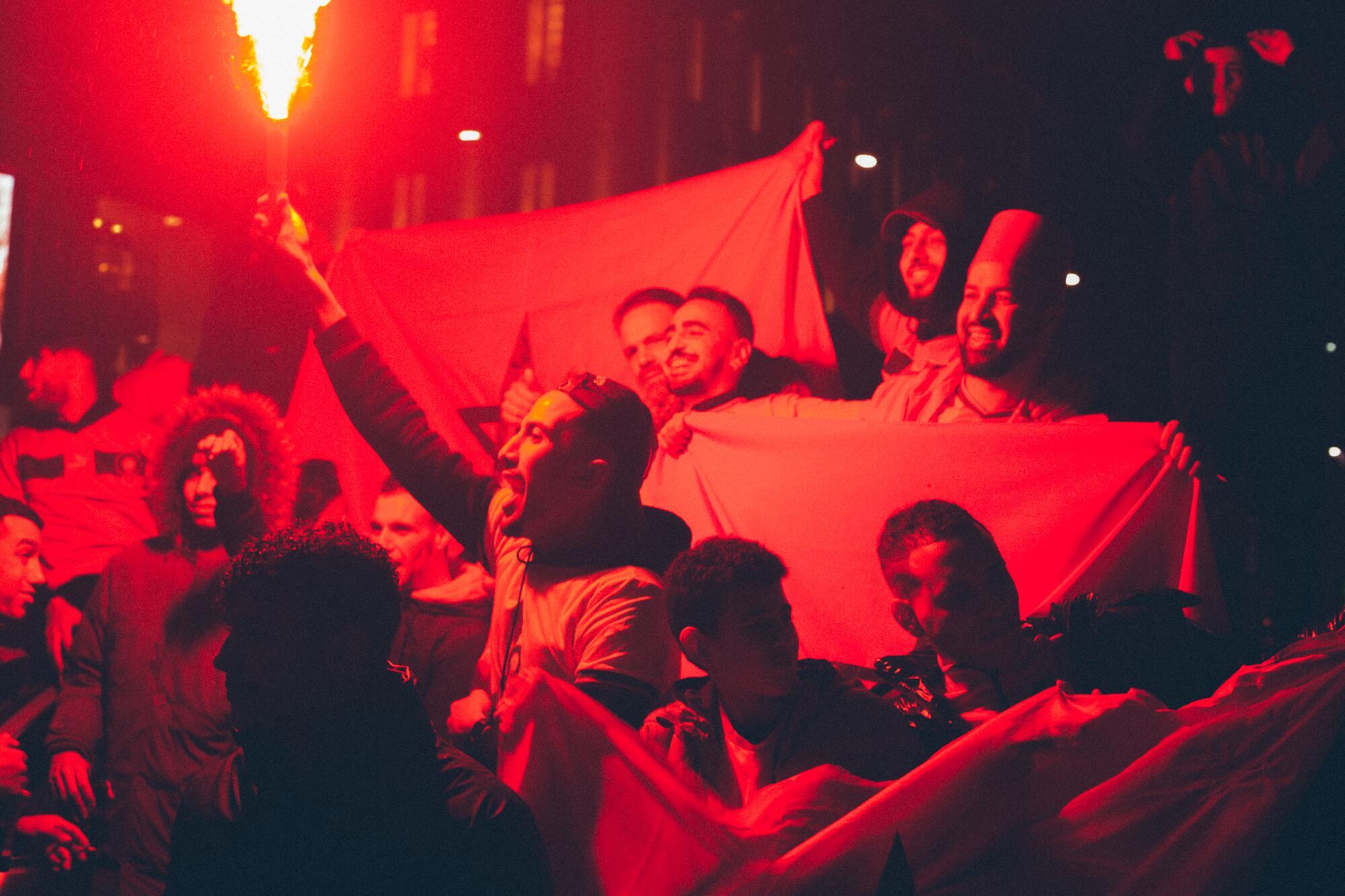 tifosi marocchini in festa a Milano dopo la vittoria contro il Portogallo valsa l&#039;accesso alle semifinali del Mondiale