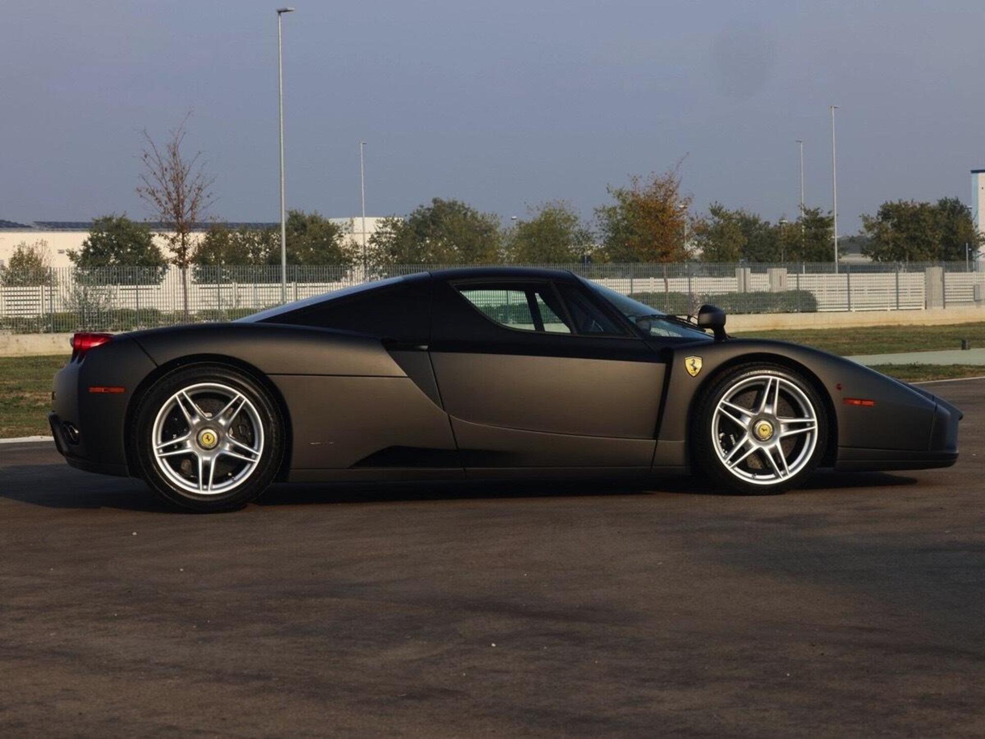 La Ferrari Enzo in colorazione &quot;matte black&quot;