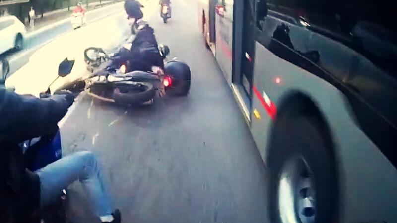 Autista del bus sei impazzito? Sterza secco e sdraia due motociclisti! [VIDEO VIRALE]