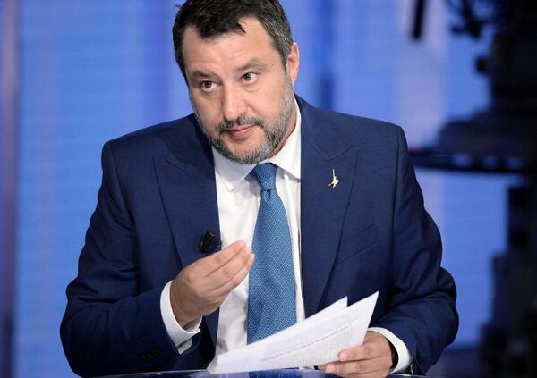 Auto in sette, ponti che crollano e sparate sul Codice della strada: Salvini &egrave; il ministro delle gaffe che ci meritiamo. Scaricato pure da Cruciani: &ldquo;Ormai &egrave; completamente&hellip;&rdquo;