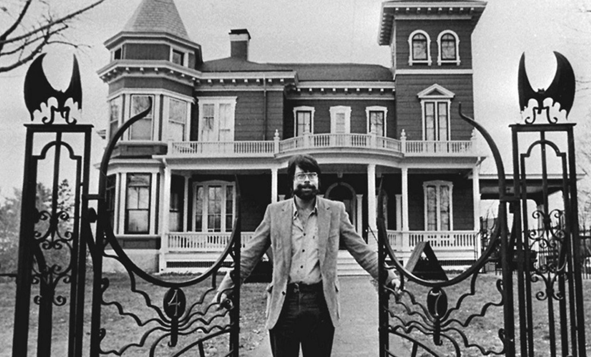 Stephen King di fronte alla sua villa