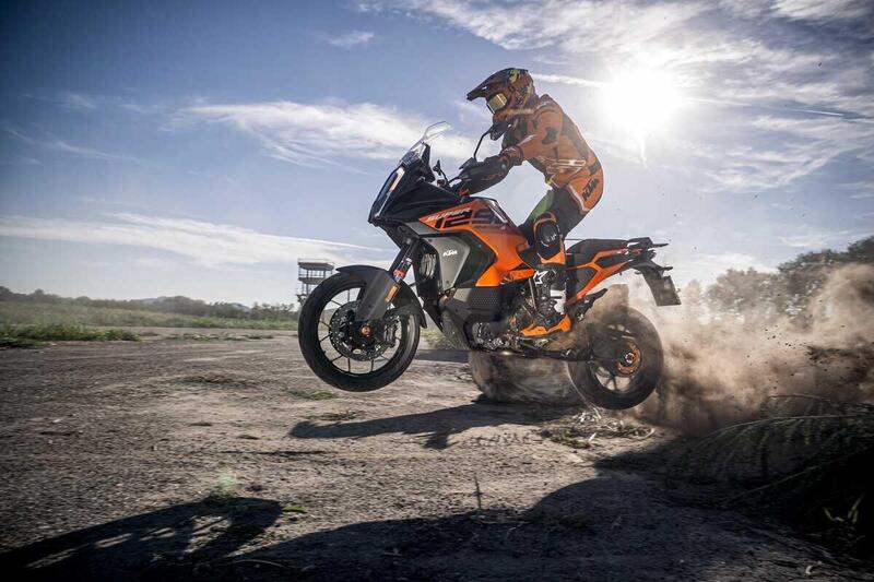 La KTM 1290 Super Adventure S si rif&agrave; il trucco per il 2023