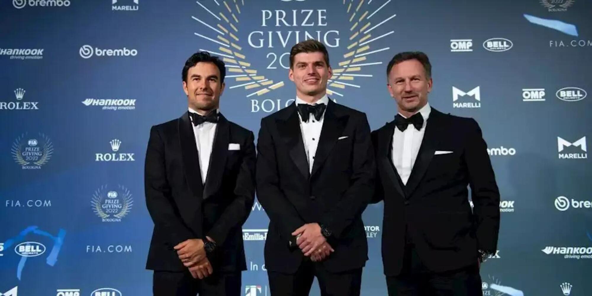 Sergio Perez, Max Verstappen e Chris Horner alla cerimonia di premiazione FIA