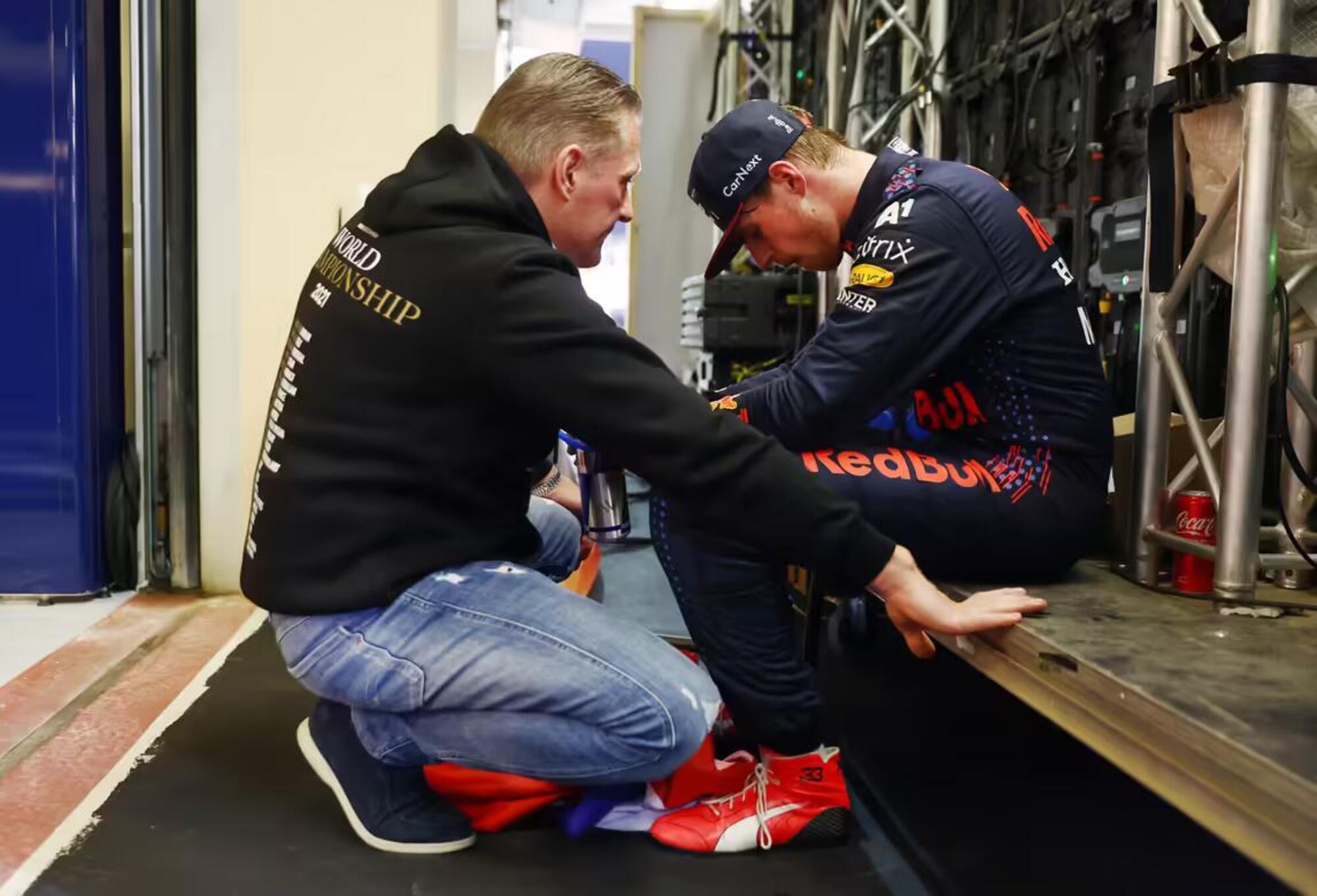 Jos e Max Verstappen dopo la vittoria del titolo ad Abu Dhabi 2021