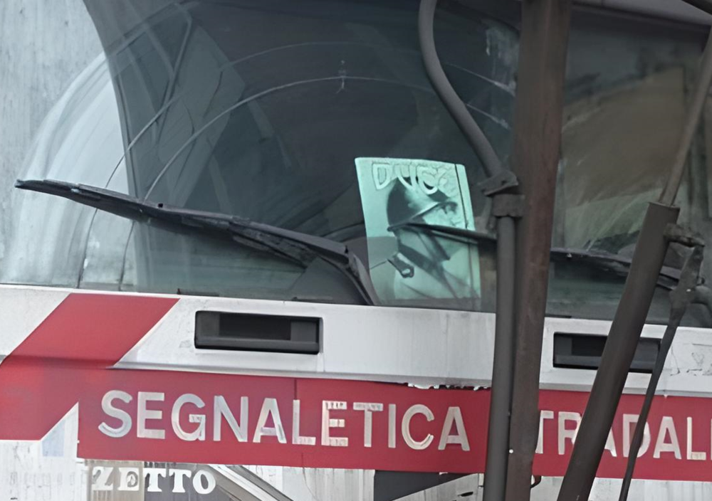 Il tir 'nostalgico': frasi fasciste e immagini di Mussolini su un camion a  Bologna