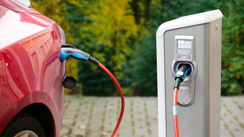 Auto elettriche, sbloccato il bonus dell&#039;80% per le colonnine di ricarica private