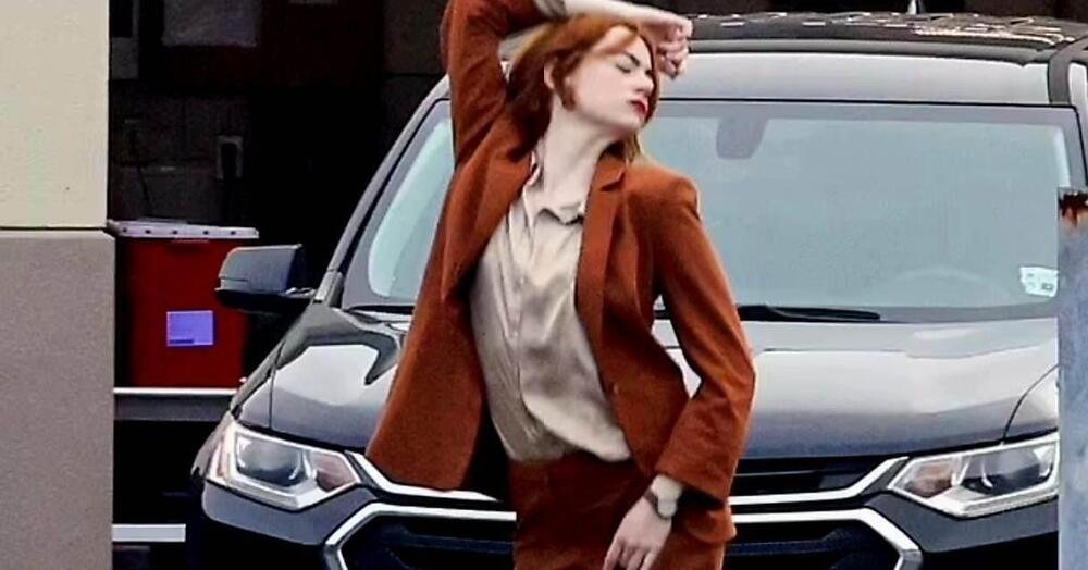 Perch&eacute; Emma Stone balla scatenata davanti a un&#039;auto? [VIDEO]