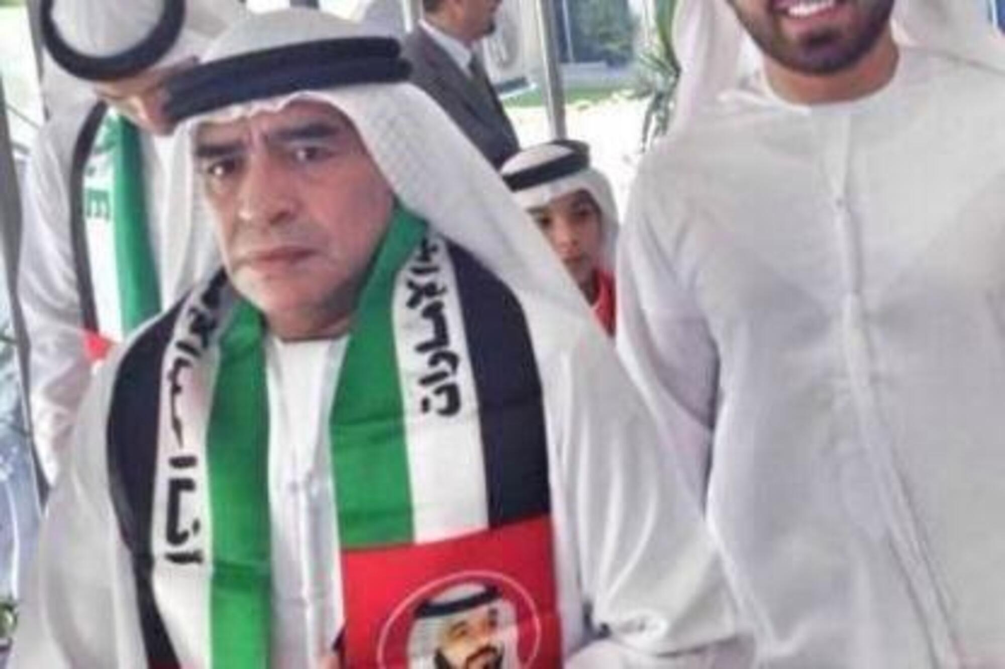 Maradona con i colori e i vestiti degli Emirati Arabi