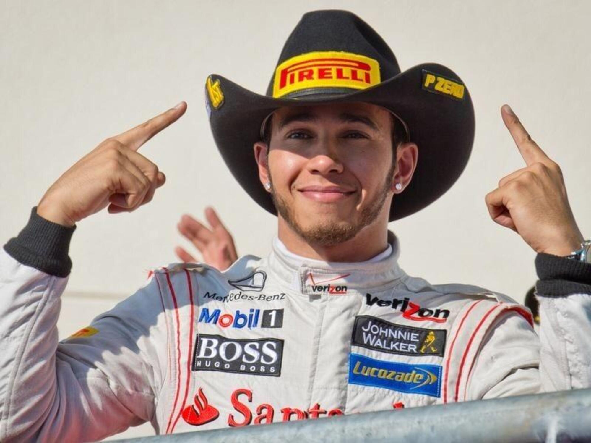 Lewis Hamilton con il cappello da cowboy alla Premier di F1 a Austin (Texas)