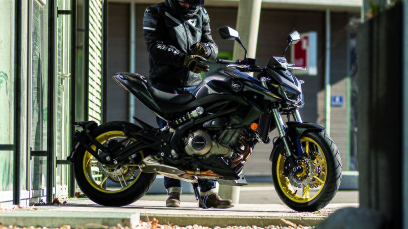 QJMotor SRK 400: in distribuzione in Francia, ecco il prezzo