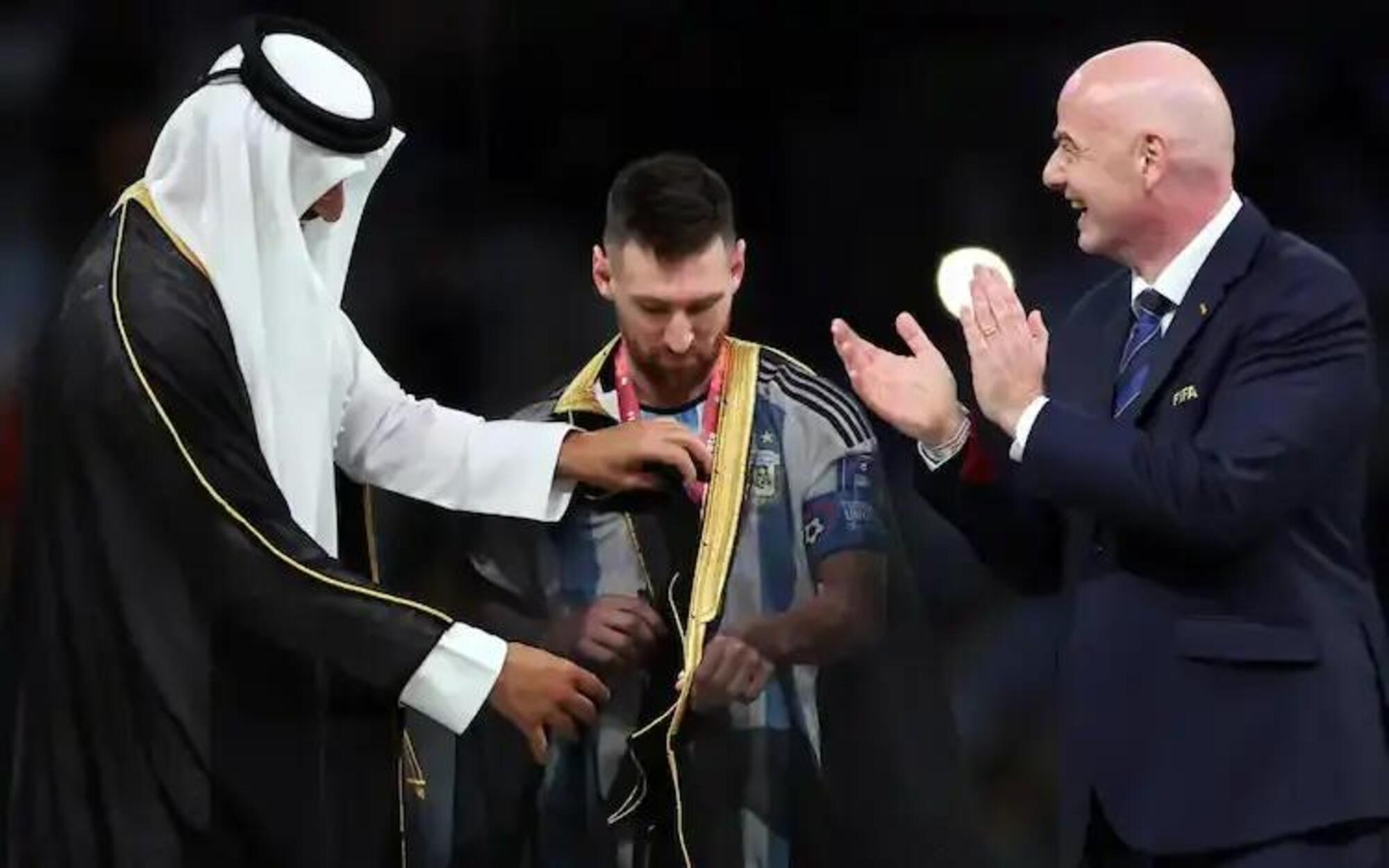 Messi, insieme all&#039;Emiro Al-Thani e a Giorgio Infantino (Fifa), con il bisht, il mantello tradizionale simbolo di ricchezza e potere