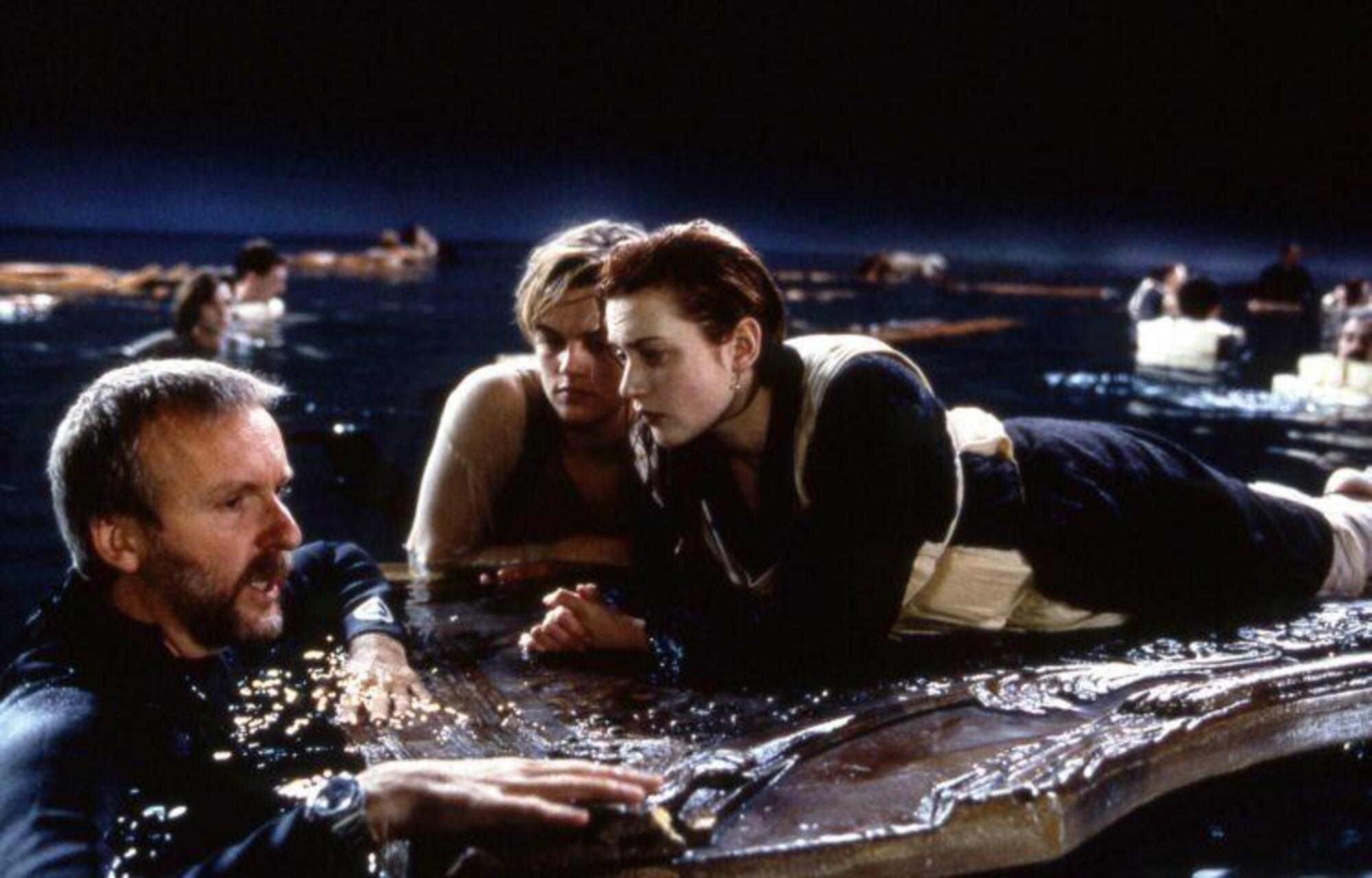James Cameron, Leonardo Di Caprio e Kate Winslet durante le riprese della scena incriminata del film