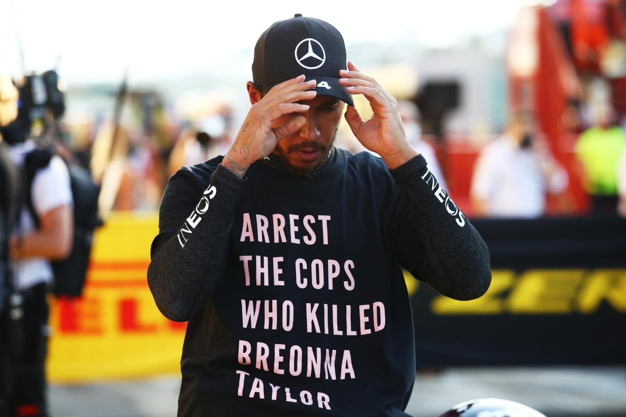 Lewis Hamilton con una maglietta contro gli agenti di polizia che avrebbero uccido Breonna Taylor