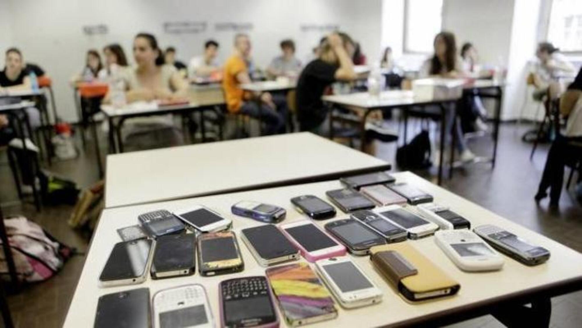 cellulari in classe, lo stop dal Ministero